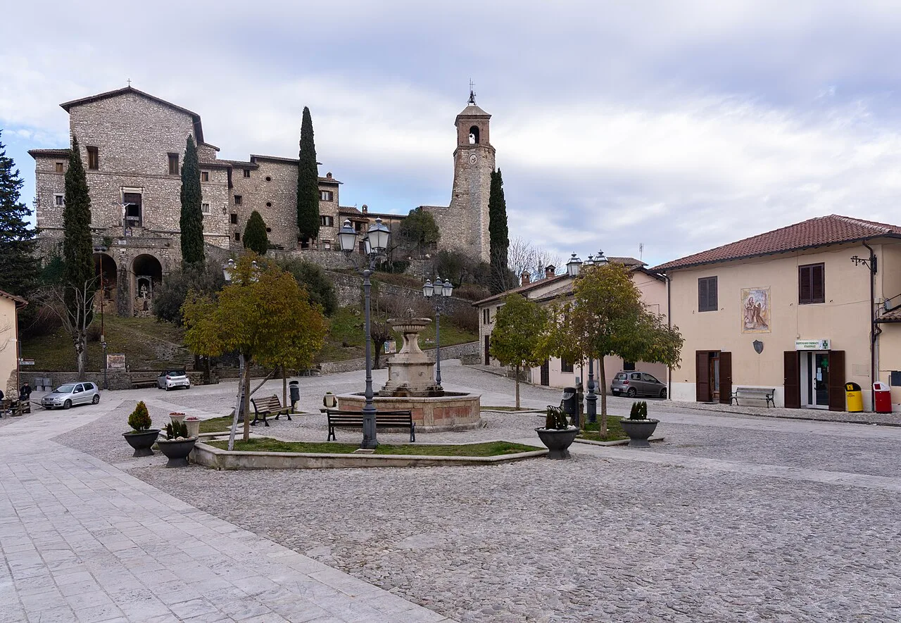 La piazza di Greccio con la fontana