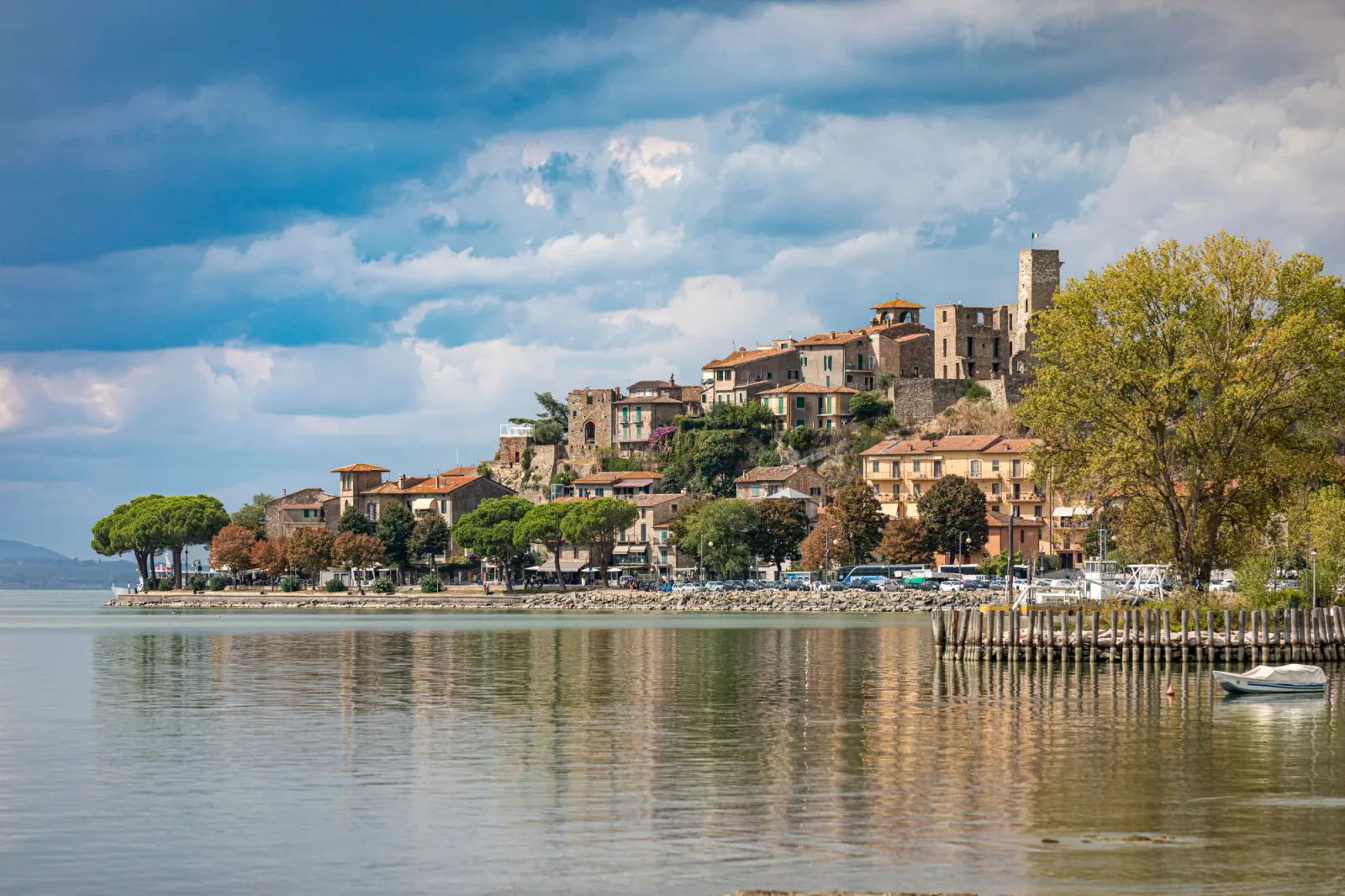 Monte del Lago, piccolo borgo medievale sul Lago Trasimeno in Umbria