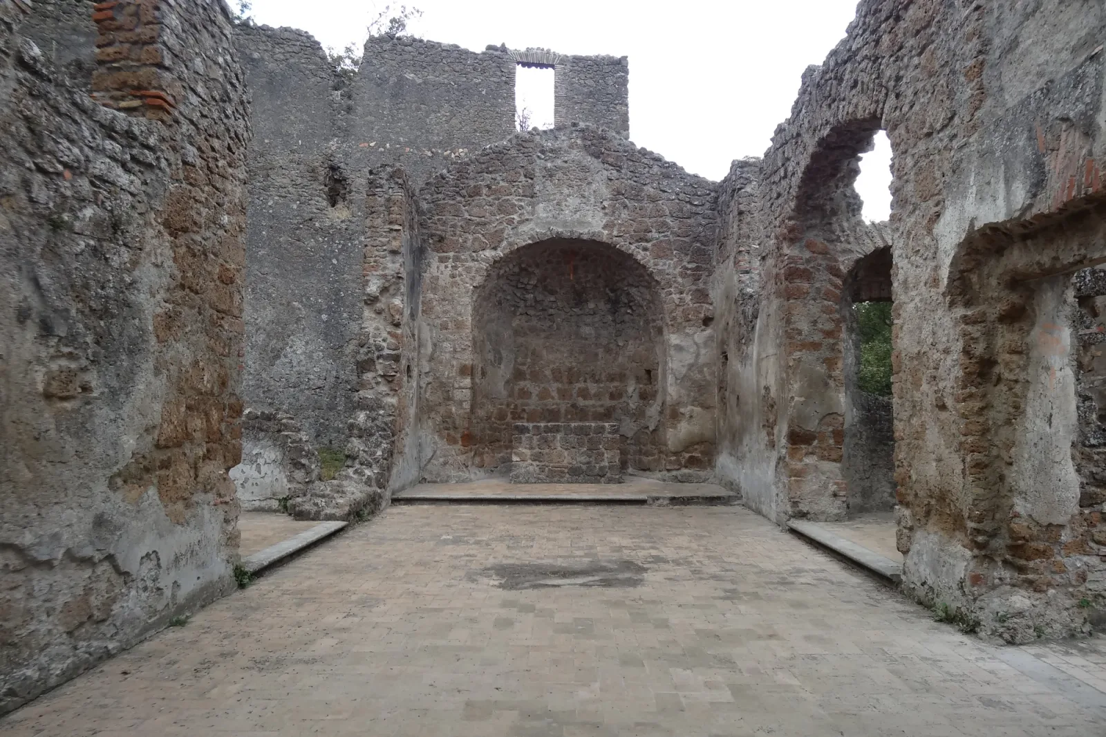 L’interno senza tetto della Chiesa di San Rocco a Monterano Antica, con l’abside semicircolare