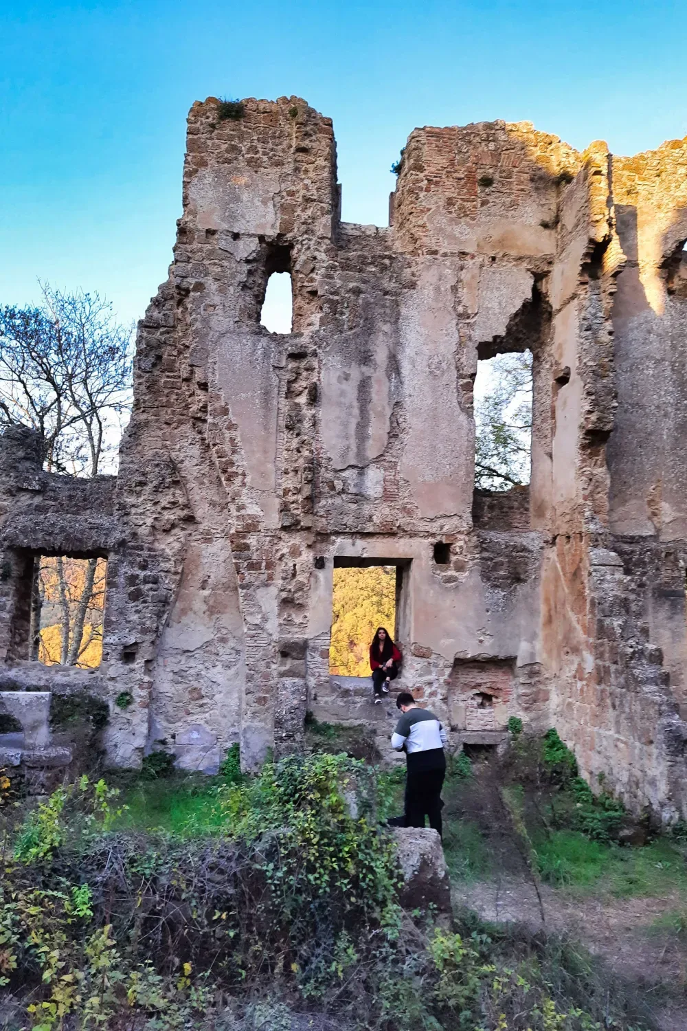I muri interni del Palazzo Ducale di Monterano Antica, con i camini e le finestre rimasti in piedi